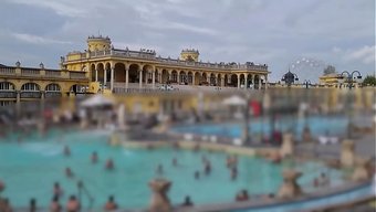 Candie Luciani Se Fait Démonter Dans La Piscine D’une Salle De Sport À Budapest.