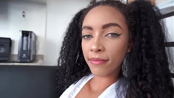La Petite Brésilienne Aux Yeux Verts Vitoria Slim Se Fait Écarter Le Trou Du Cul Par Des Grosses Bites Noires.