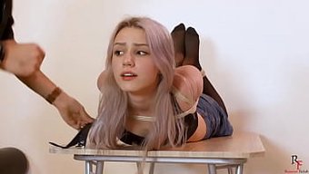 Astrid La Blonde Est Attachée En Bdsm