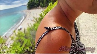 Une Milf Française Bien Chaude Se Fait Défoncer La Chatte À Poil Sur La Plage.