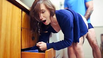 Une Belle-Mère Milf Se Fait Coincer À Nouveau Et Son Fils Entre