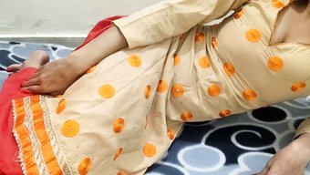 Une Jeune Indienne De 18 Ans Se Livre À Des Jeux De Cowgirl Et De Chatte Serrée