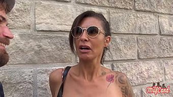 Les Gros Seins Naturels De La Milf Amateur Charlotte Sont Mis En Valeur En Gros Plan Dans Cette Vidéo