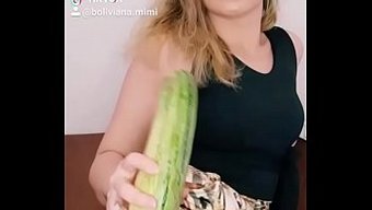 Regardez-Moi Faire Plaisir À Ma Chatte Avec Un Concombre Géant. Beauté Latine