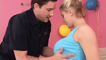 Une Adolescente Aux Gros Seins Naturels Reçoit Une Éjaculation Faciale Après Une Fellation Profonde