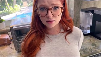 Naomi Hughes, Une Rousse Fougueuse, Reçoit Une Bouche Pleine De Sperme Lors D'Une Séance De Thérapie Familiale.