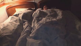 Une Adolescente Mature Affronte Deux Beaux-Pères Plus Âgés Dans Un Trio Sauvage