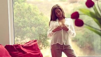 Déshabillage Et Seins Naturels : Le Voyage Sensuel D'Une Adolescente