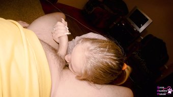 Une Adolescente Russe De 18 Ans Fait Une Fellation À L'Ami De Son Mari Infidèle