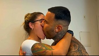 Une Voisine Lui Demande Du Sucre, Mais Elle Se Fait Défoncer Le Cul Par Une Grosse Bite.