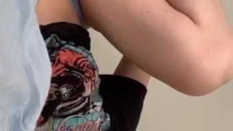 Femme Séduisante Avec Des Seins Magnifiques Se Laisse Aller Au Plaisir De Soi