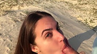 Des Petits Seins Et Un Gros Cul En Exposition Dans Une Vidéo De Sexe Maison Sur La Plage.