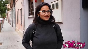 Premier Casting Porno D’une Latina Bien Roulée. Va-T-Elle Réussir ? Mate Ça !