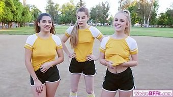 Trois Amis Adolescents Se Font Pénétrer Par Leur Coach Bien Membré Lors D'Une Rencontre Sexuelle De Groupe Sauvage.