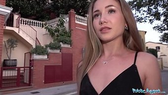 La Belle Russe Mary Rock Fait Une Fellation Incroyable En Public