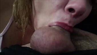Regardez Comment Une Belle-Fille Surprend Son Beau-Père En Lui Donnant Une Éjaculation Interne