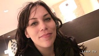 Une Brune Aux Petits Seins Se Fait Sodomiser Et Fister Hardcore Dans Un Film Porno Européen