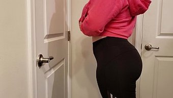 Une Blonde En Pantalon De Yoga Qui Taquine Avec Son Énorme Cul Et Fait Un Striptease
