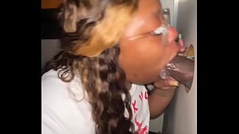 Une Belle Femme Ébène Avec Une Grosse Bite Avale Une Pipe D'Une Amateur Avec Une Grosse Bite Noire