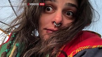 Un Tour En Cowgirl Dans Un Bus Désert Au Milieu Du Désert.