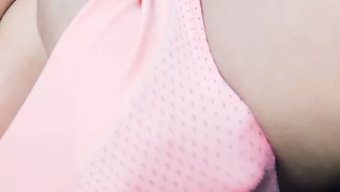 Les Gros Seins Naturels D'Une Étudiante Sont Exposés Dans Une Vidéo Maison