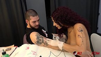 Sexe Oral Avec Un Tatoueur À Gros Seins