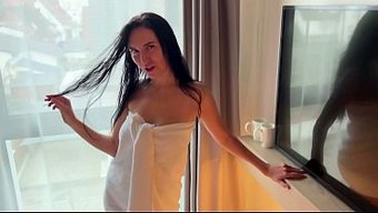 Un Inconnu Est Venu Dans La Chambre Au Lieu D'Un Ami, Et Le Sexe Était Sauvage.