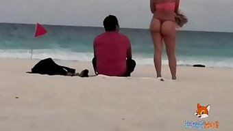Une Promenade En String Exhibitionniste Sur La Plage Excite Les Hommes, Deux Osent Toucher