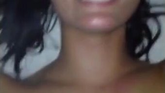 Une Fille Amateur Se Fait Baiser Le Visage Et Éjaculer Sur Sa Bite