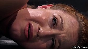 Bdsm Se Fait Baiser La Chatte Avec Un Gode Tout En Étant Attachée