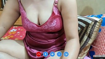 La Chatte Et Le Cul Serrés De La Tante Indienne Se Font Baiser En Webcam