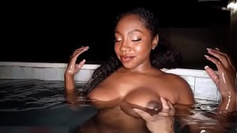 Beauté Noire Se Fait Baiser Le Cul Au Bord De La Piscine.