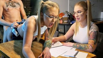 Une Adolescente Aux Gros Seins Naturels Se Fait Lécher Par Son Professeur