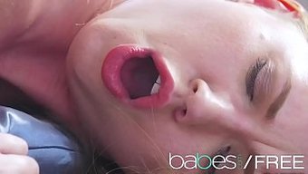 Le Spectacle Solo Sensuel De Violette Pink À La Peau Satinée Avec Des Jouets Sexuels