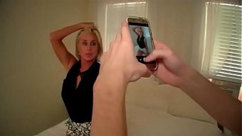 Une Blonde Et Son Partenaire Ont Une Séance Photo Qui Se Termine Par Un Sexe Brutal