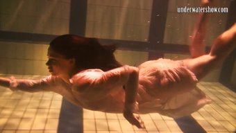 Une Adolescente Russe De 18 Ans Avec Une Chatte Serrée Se Déshabille En Public