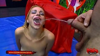 Rebecca Black Participe À Un Sexe De Groupe Tchécoslovaque Impliquant Pipi, Avaler Et Sexe Oral