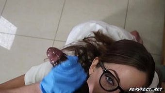Éjaculation Féminine Et Chevauchée En Cowgirl Lors D'Un Examen Médical