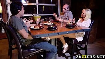 La Bombe Blonde Astrid Star Prend La Circonférence De Xander Corvus