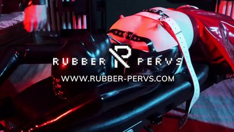 Fun Fétiche Avec Un Gode Et Une Machine À Baiser En Tenue De Latex
