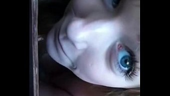 Une Jeune Blonde Amateur Se Masturbe Devant La Webcam