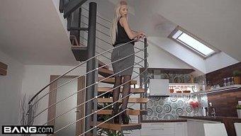 La Sensuelle Européenne Karol Lilien Se Déshabille Pour Révéler Sa Chatte Serrée