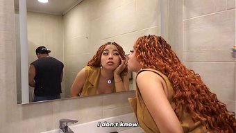 La Rousse À Gros Seins Distraite Celeste Alba Remarque Une Énorme Bite Dans La Salle De Bain De La Salle De Sport.